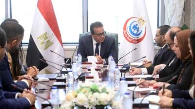 وزير الصحة يبحث مع شركة «ساندوز» تعزيز التعاون في توطين صناعة الأدوية