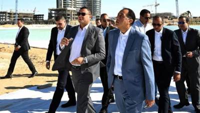 رئيس الوزراء يتفقد أعمال مشروعات "أبراج الداون تاون" و"داون تاون لاجون" بمدينة العلمين الجديدة