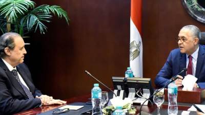 مجموعة كريستال مارتن العالمية تبحث إنشاء مصنع للمنسوجات والملابس الجاهزة في مصر