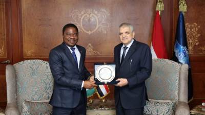  رئيس هيئة قناة السويس يبحث سبل التعاون الثنائي مع السفير الإيفواري في مجالات تطوير الموانئ والتدريب 