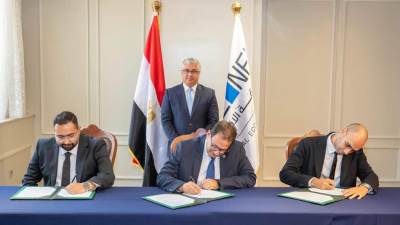 باستثمارات إضافية تبلغ 15 مليون دولار أمريكي.. رئيس اقتصادية قناة السويس يشهد توقيع عقد توسعات مشروع شركة النيل لإعادة تدوير البلاستيك