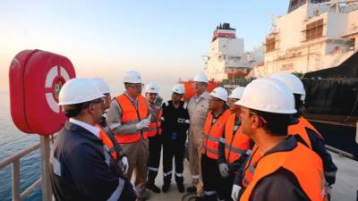 وزير البترول يزور مينائي سوميد وسونكر لمتابعة تدفيع الغاز من وحدات التغييز