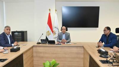 وزير الري يبحث عدد من نماذج ومقترحات تطوير واجهات المدن النيلية.. ويتابع أعمال التطوير