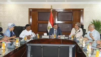 وزير الزراعة يبحث مع وفد النقابة العامة للعاملين بالبنوك والتأمينات بجنوب أفريقيا سبل التعاون المشترك 