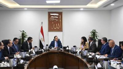 رئيس الوزراء يُتابع الخطة التنفيذية لمحطات تحلية مياه الساحل الشمالي الغربي