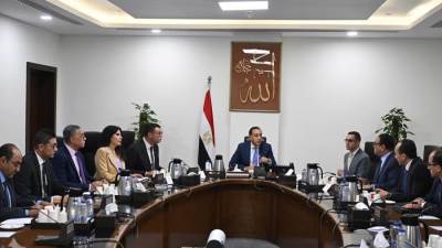 رئيس الوزراء يستعرض ملامح النسخة النهائية من مشروع قانون المناطق المركزية للمال والأعمال