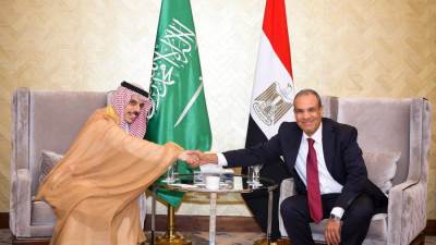 وزير الخارجية والهجرة يستقبل نظيره السعودي بمدينة العلمين