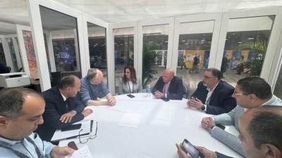 وزيرة التنمية المحلية تبحث مع رئيس ومؤسس شركة (إزري) العالمية مجالات التعاون المشترك