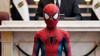 وصول الطفل ياسين مع والدته إلى محكمة جنايات دمنهور مرتديا قناع سبايدر مان