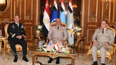 الفريق أحمد خليفة رئيس أركان حرب القوات المسلحة يلتقى قائد القيادة المركزية الأمريكية