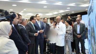 وزير الصحة يتفقد المجمع الطبي ومركز 30 يونيو للكلى ويشهد تدشين مشروع الرعاية الصحية المنزلية بالمحافظة