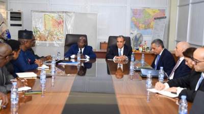 وزير الخارجية والهجرة يلتقي مفوض الشئون السياسية والسلم والأمن بمفوضية الإيكواس