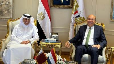 وزير الطيران المدني يستقبل وفدًا قطريًا رفيع المستوى ويعلن عن مشروع مشترك لتطوير المسارات الجوية