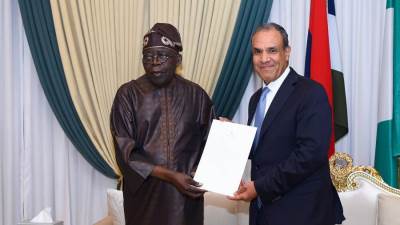 وزير الخارجية يسلم رسالة من الرئيس السيسي إلى رئيس جمهورية نيجيريا الاتحادية