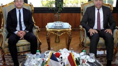 وزير الطيران المدني يستقبل السفير الفرنسي.. ويشيد بتنظيم معرض باريس الدولي للطيران 