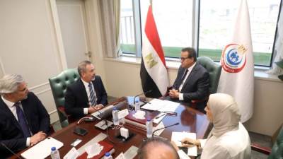 وزير الصحة يبحث مع شركتين سويسرية وفرنسية تصنيع تركيبات غذائية علاجية في مصر