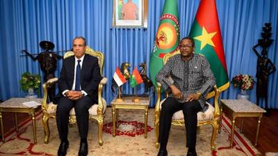 وزير الخارجية والهجرة يلتقي مع وزير خارجية بوركينا فاسو