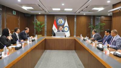  وزير البترول والثروة المعدنية يلتقي مجموعة من كُتاب الرأي وخبراء الاقتصاد والطاقة