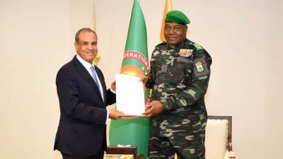 وزير الخارجية والهجرة يسلم رسالة خطية من رئيس الجمهورية الى رئيس النيجر