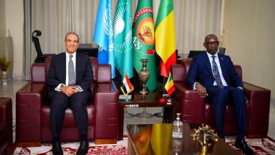 وزير الخارجية والهجرة يناقش سبل تعزيز العلاقات الثنائية مع وزير خارجية مالي في باماكو