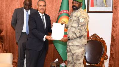 وزير الخارجية والهجرة يلتقي مع رئيس جمهورية مالي ويسلم رسالة خطية من فخامة رئيس الجمهورية