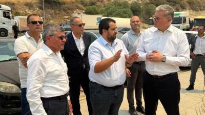 وزير البترول يزور موقع الحرائق التي اندلعت بالقرب من مدينة ليماسول الساحلية بجنوب قبرص