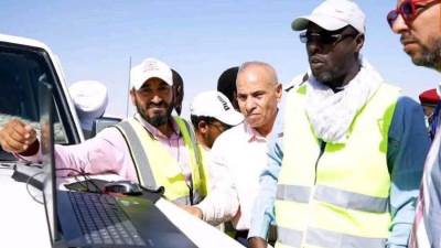 وزير البنية التحتية التشادى يشاهد أعمال المسح الطوبوغرافي لمشروع الطريق الرابط بين مصر وليبيا وتشاد