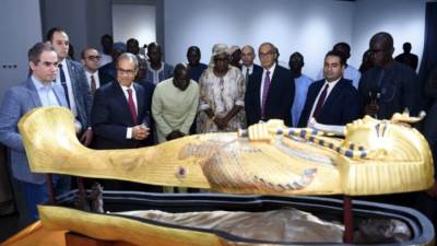 وزير الخارجية يهدى مستنسخًا لمومياء وتابوت الملك توت عنخ آمون لمتحف الحضارات الإفريقية فى داكار