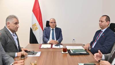 وزير الري يتابع أعمال إزالة الحشائش وورد النيل وإزالة التعديات على مجرى نهر النيل