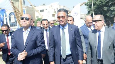  وزير التموين ومحافظ القاهرة يفتتحان سوق "اليوم الواحد" بمنطقة الجمالية