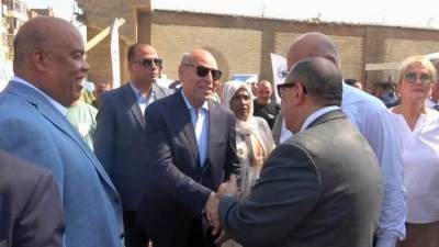 رئيس الغرفة التجارية للقاهرة يشارك في افتتاح سوق اليوم الواحد بمنطقة الجمالية 