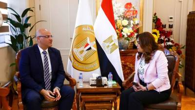  التنمية المحلية تتابع مع محافظ القليوبية مشروعات "حياة كريمة" وتوفير السلع الغذائية للمواطنين