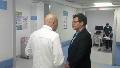 وزير الثقافة يزور الكاتب الكبير صنع الله إبراهيم بعد نقله إلى معهد ناصر للاطمئنان على صحته