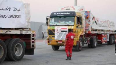 الهلال الأحمر المصرى يعلن انطلاق قافلة زاد العزة لليوم الثانى إلى غزة