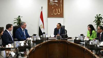 رئيس الوزراء يلتقي رئيس شركة "شل العالمية لأنشطة الغاز المتكاملة"