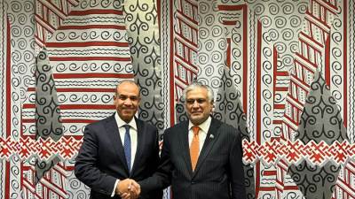 وزير الخارجية والهجرة يلتقي نائب رئيس الوزراء ووزير خارجية باكستان