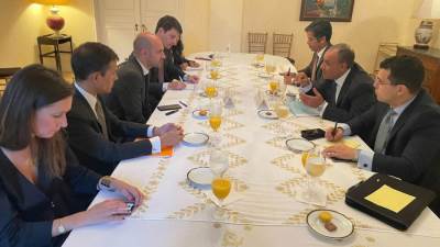  وزير الخارجية والهجرة يلتقي مع نظيره الفرنسي