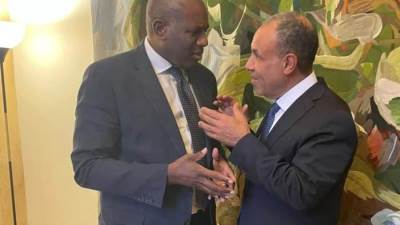 وزير الخارجية والهجرة يلتقي مع وزير خارجية المملكة المتحدة