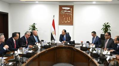 مدبولي: الحكومة لديها الاستعداد التام لوضع "حوافز خارج الصندوق" لتوطين صناعة السيارات الكهربائية في مصر