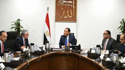 رئيس الوزراء يتابع مع رئيس الهيئة العامة للمنطقة الاقتصادية لقناة السويس عدداً من ملفات العمل