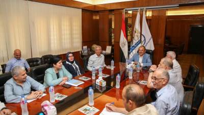 وزير قطاع الأعمال في زيارة لشركة الإسكندرية للأدوية.. يتفقد المصانع وخطوط الإنتاج