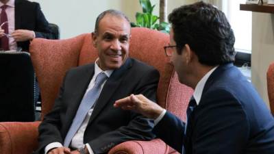 وزير الخارجية يلتقي السيناتور "برايان شاتز" بمجلس الشيوخ الأمريكي