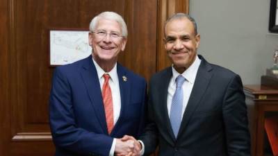 وزير الخارجية والهجرة يلتقي السيناتور "روجر ويكر" بمجلس الشيوخ الأمريكي