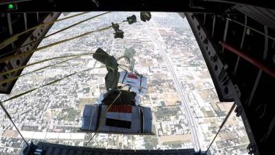 تنفيذاً لتوجيهات الرئيس السيسى.. مصر تسقط أطنان من المساعدات جواً على قطاع غزة