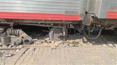 عودة حركة القطارات بمدينة السنطة لطبيعتها بعد رفع القطار على القضبان