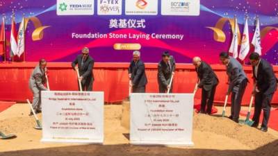 رئيس قناة السويس يشهد وضع حجر الأساس لمشروعين صينيين جديدين في قطاع المنسوجات بمنطقة السخنة الصناعية