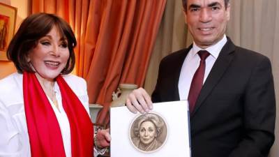 منح وسام ماسبيرو للفنانة الكبيرة لبنى عبد العزيز