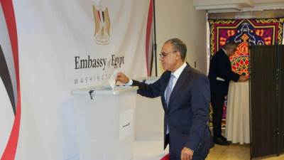 وزير الخارجية أول من يُدلي بصوته في انتخابات مجلس الشيوخ من مقر السفارة المصرية بواشنطن