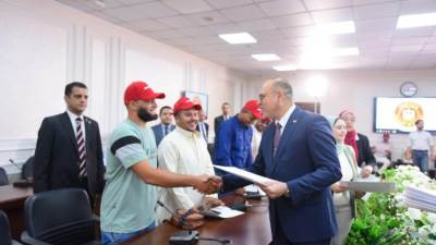 وزير العمل يُسلم عقود عمل جديدة لكوادر مصرية اجتازوا الاختبارات للعمل بشركة مقاولات في "البوسنة والهرسك"