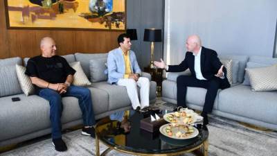 إنفانتينو يختار العلمين لقضاء عطلته الرسمية مع أسرته.. ووزير الرياضة يستقبله